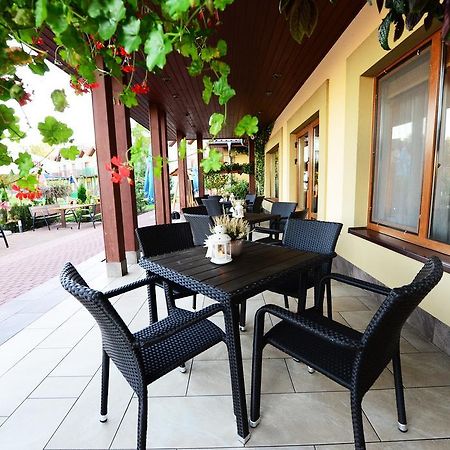 Hotel Daglezja Nad Jeziorem Kornickim Kórnik Exteriör bild
