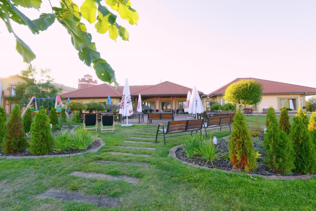 Hotel Daglezja Nad Jeziorem Kornickim Kórnik Exteriör bild