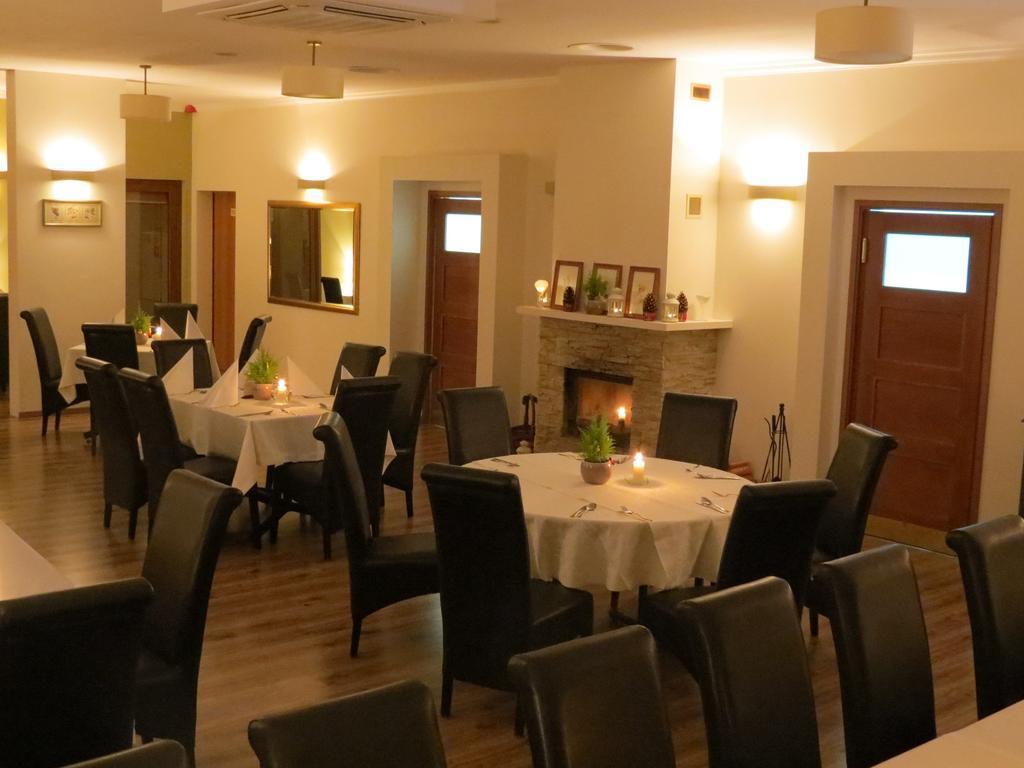 Hotel Daglezja Nad Jeziorem Kornickim Kórnik Exteriör bild
