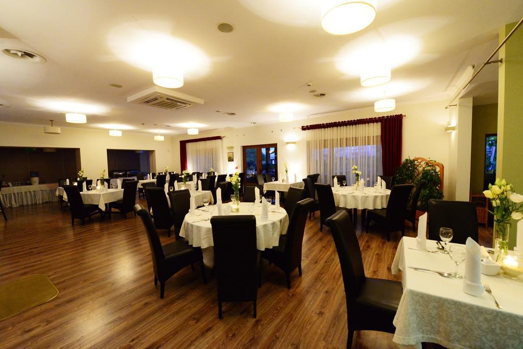 Hotel Daglezja Nad Jeziorem Kornickim Kórnik Exteriör bild