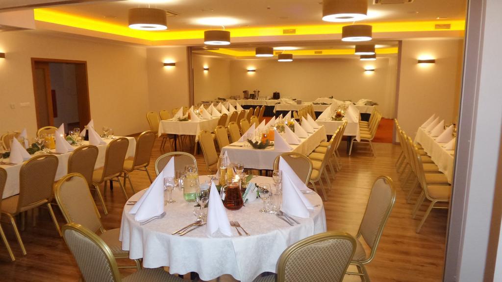 Hotel Daglezja Nad Jeziorem Kornickim Kórnik Exteriör bild