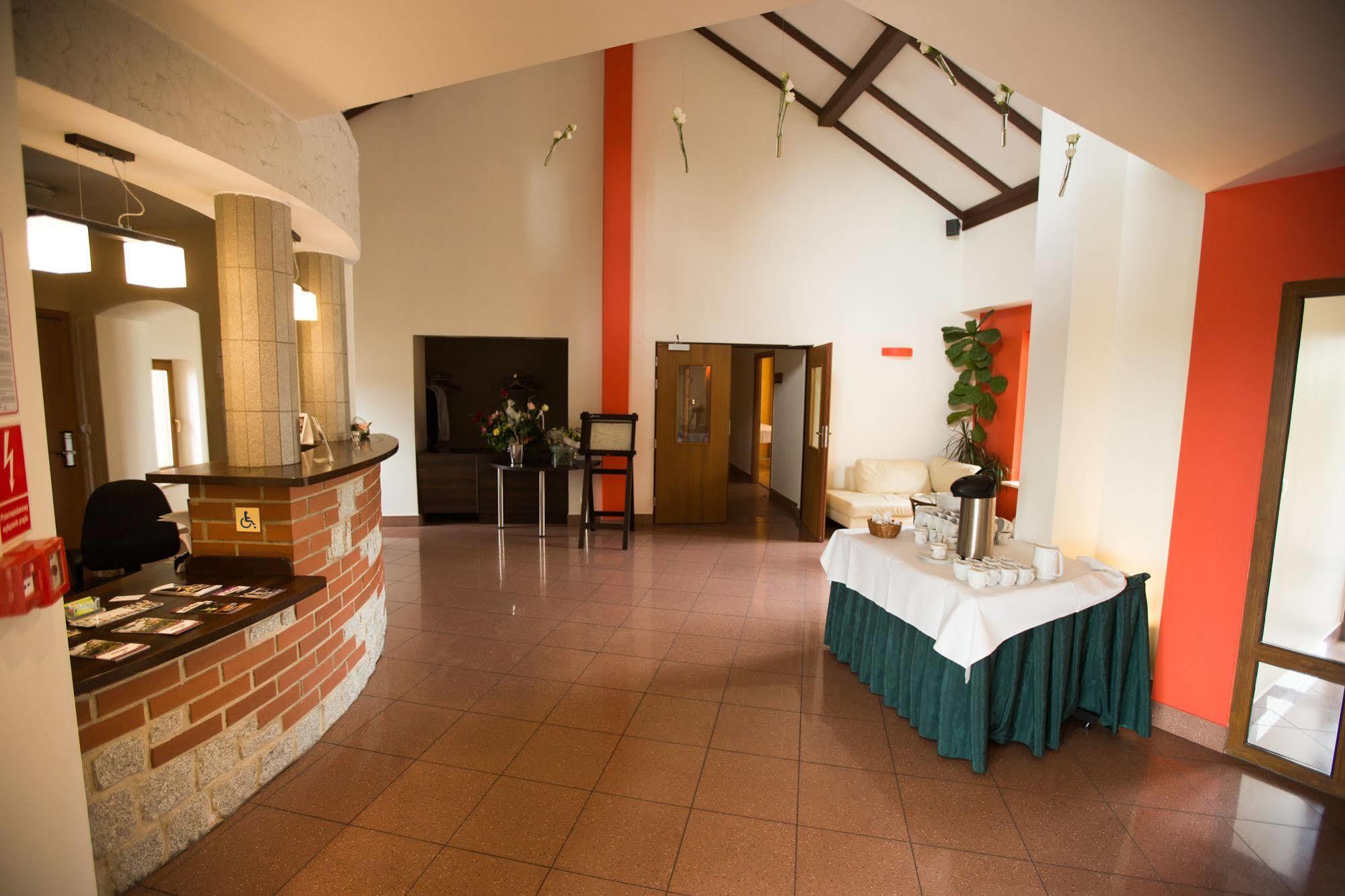 Hotel Daglezja Nad Jeziorem Kornickim Kórnik Exteriör bild