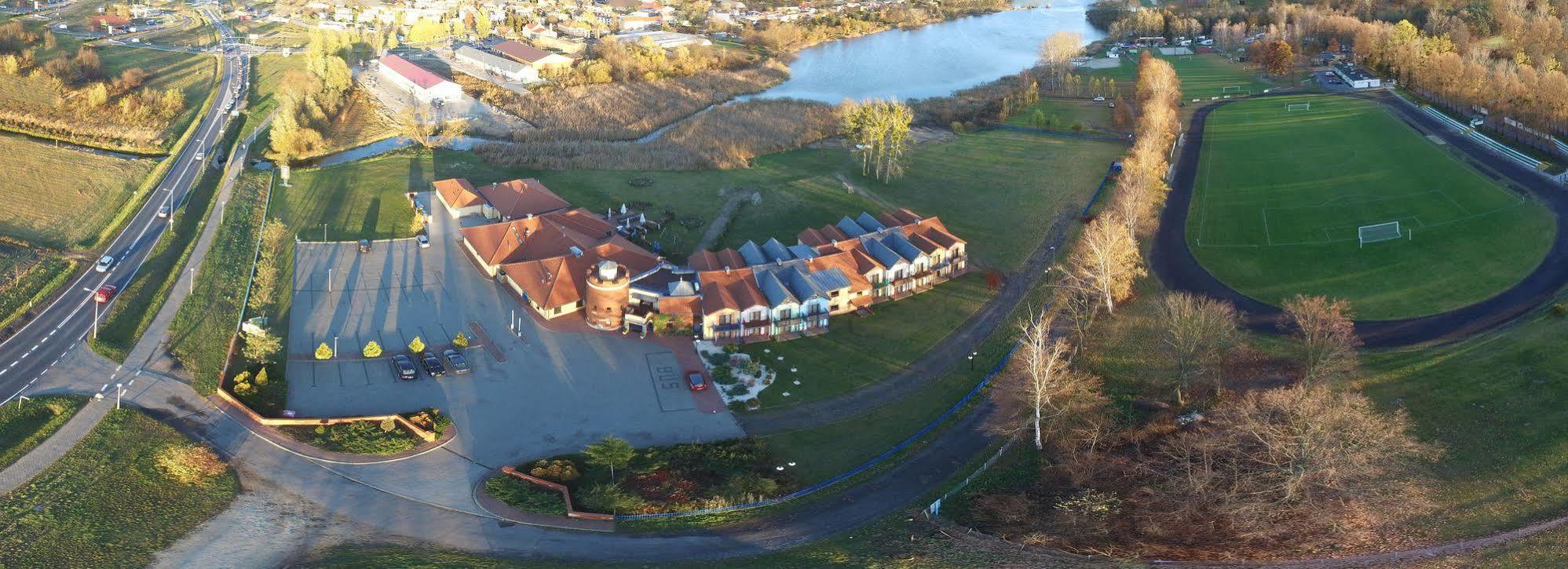 Hotel Daglezja Nad Jeziorem Kornickim Kórnik Exteriör bild